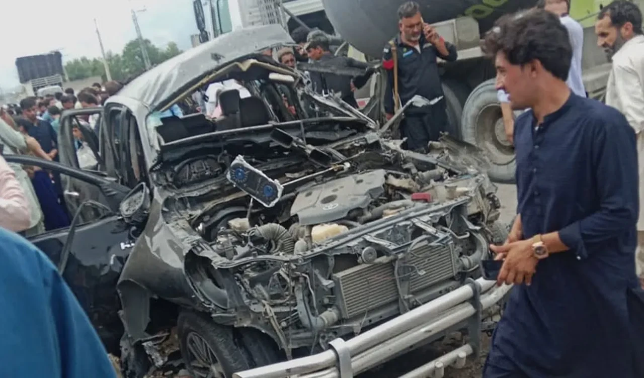 Pakistan'da hükümet yetkilisine bombalı saldırı! Ölü ve yaralılar var