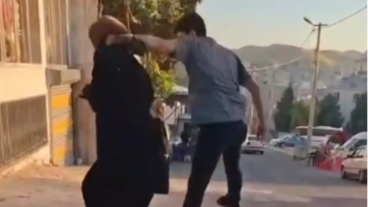 Sokak ortasında eşini yumrukladı, tepki gösterenlere çıkıştı