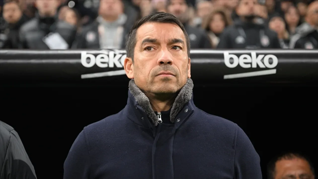 Van Bronckhorst'un yeni adresi belli oldu! İngiliz devi açıkladı