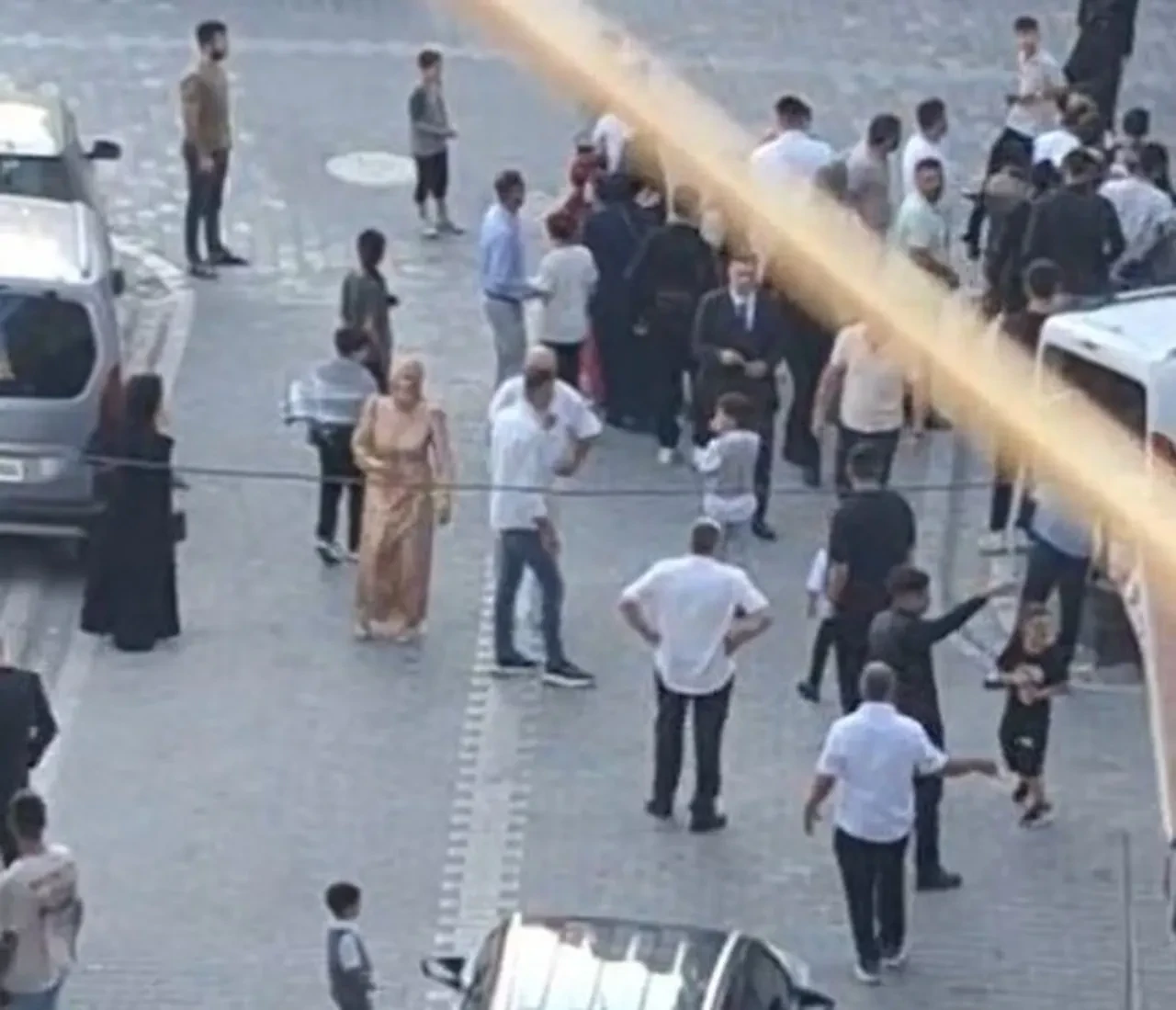 3 saat sürdü! Düğün salonunda başlayan kavga, sokağa taştı