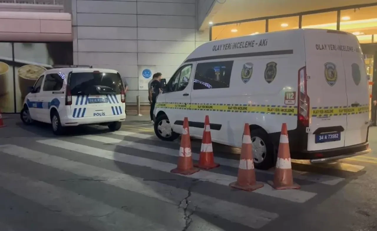 Beylikdüzü'nde AVM'nin tavanı çöktü: 1 yaralı
