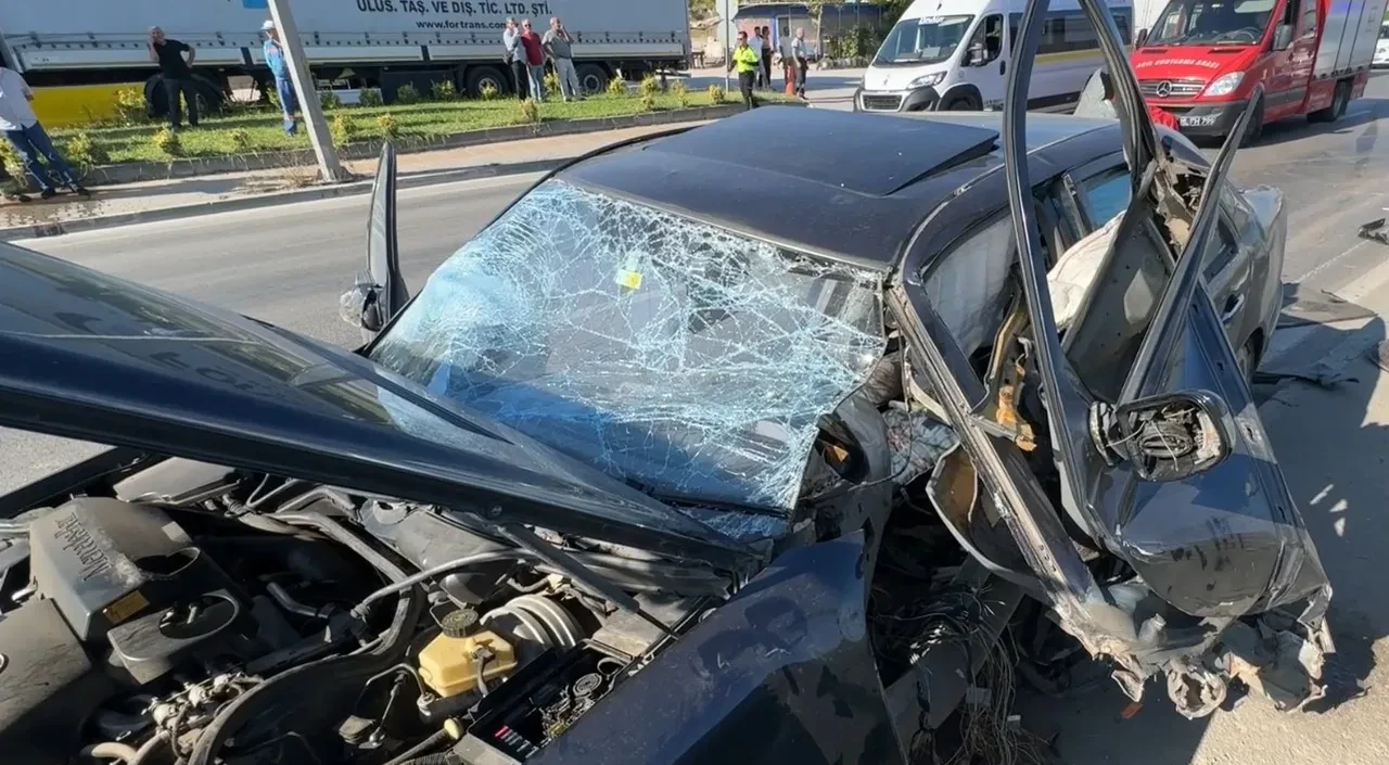 Bursa'da korkunç kaza! Bariyer motordan girdi bagajdan çıktı