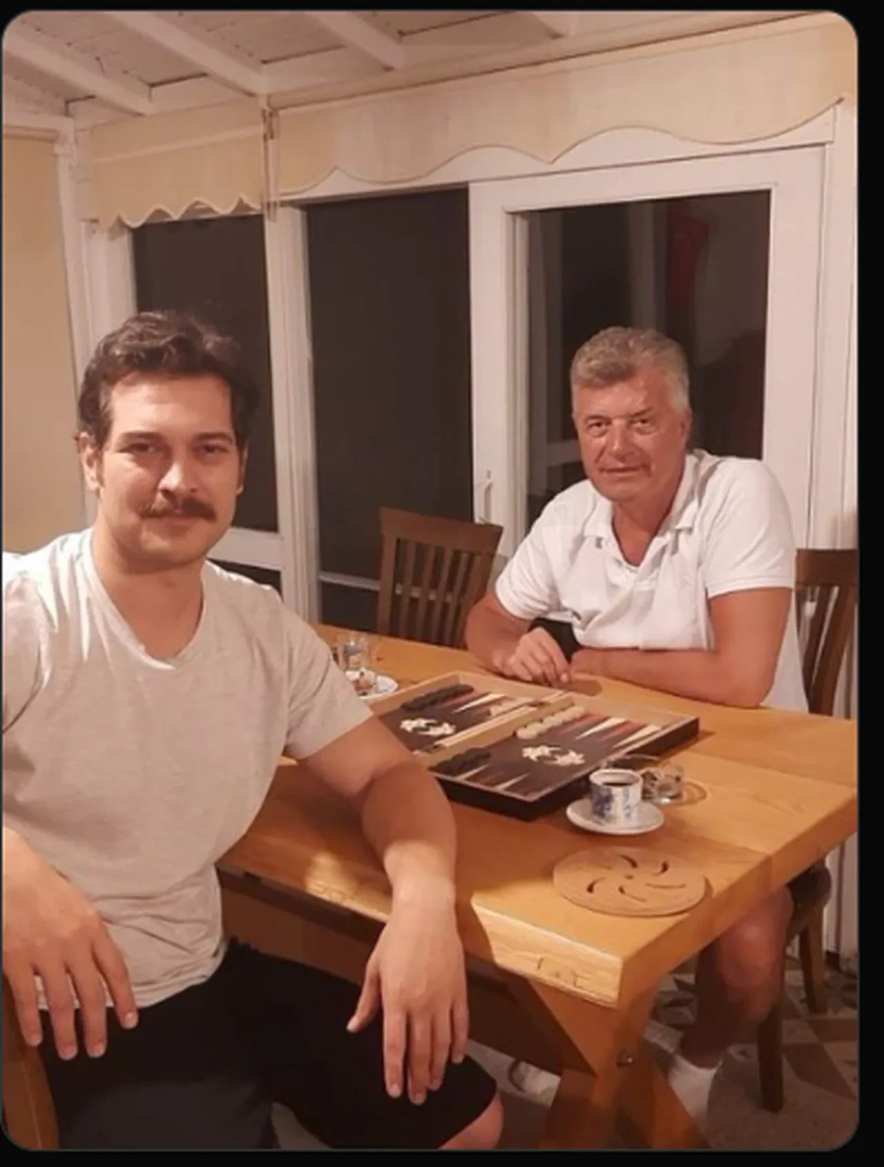 Çağatay Ulusoy'un dayısıyla karesi yıllar öncesine götürdü!