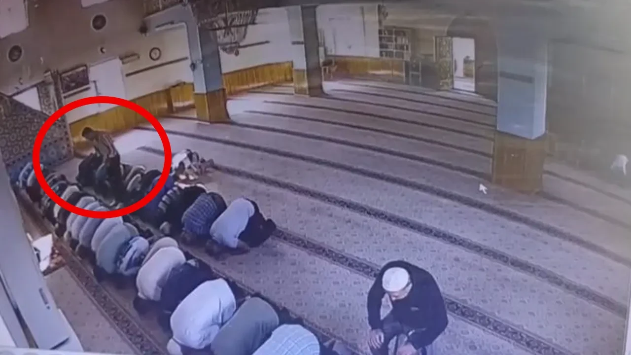 Camideki vahşi cinayet kamerada! Namazda boğazını keserek katletti 