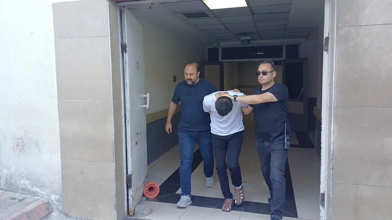 Camideki vahşi cinayet kamerada! Namazda boğazını keserek katletti