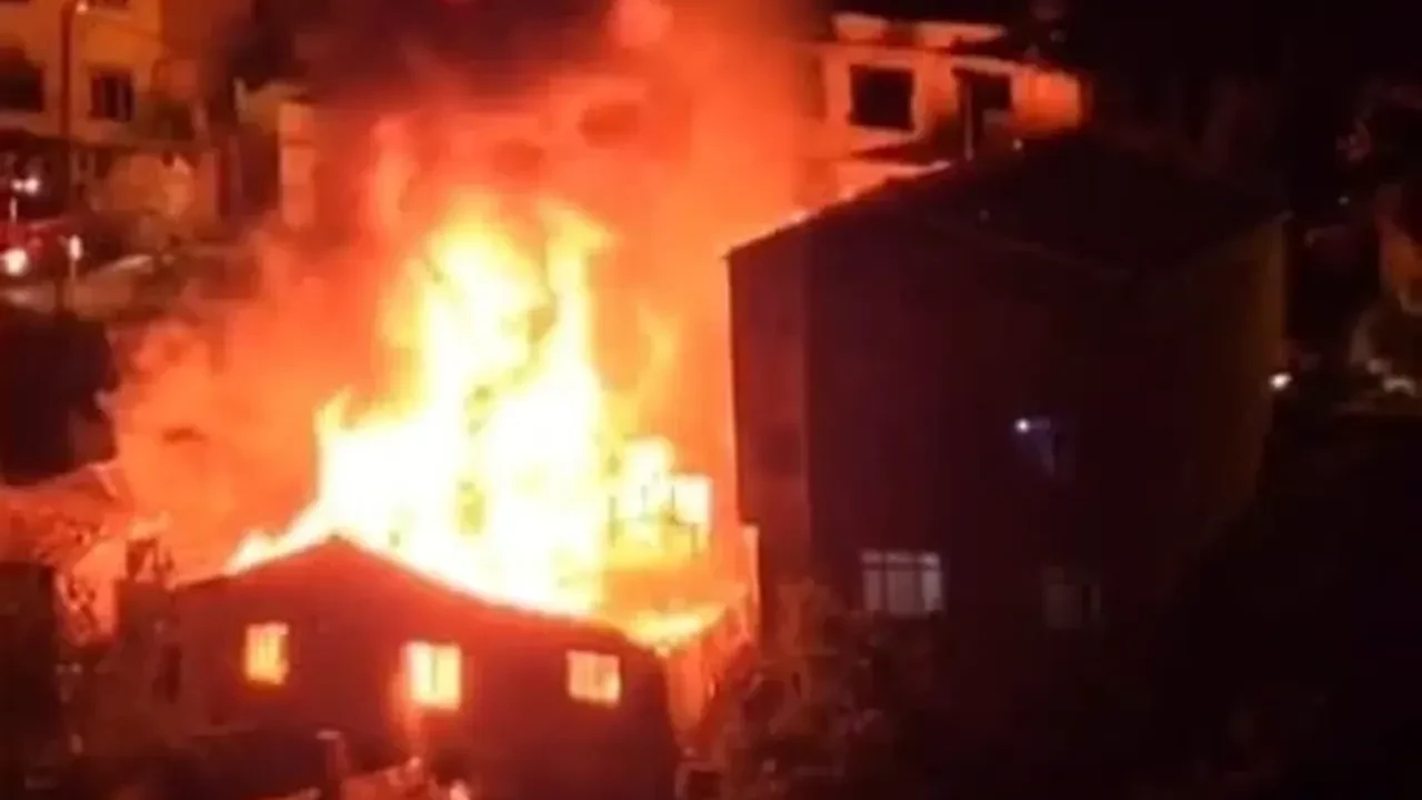 Gaziosmanpaşa’da buzdolabı patlamasıyla başlayan yangın, 3 gecekonduya sıçradı