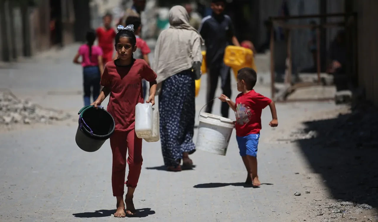 Gazze'de İsrail'in katliamlarından kurtulan çocuklar açlıktan ölüyor! Yardımlar sınırda bekletiliyor