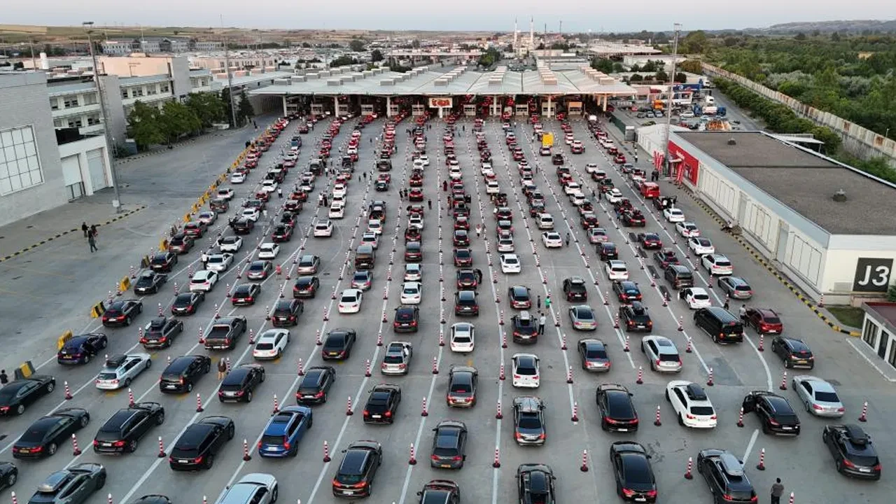  Gurbetçilerin zorlu yolculuğu! Bir bahane bulup rüşvet istiyorlar