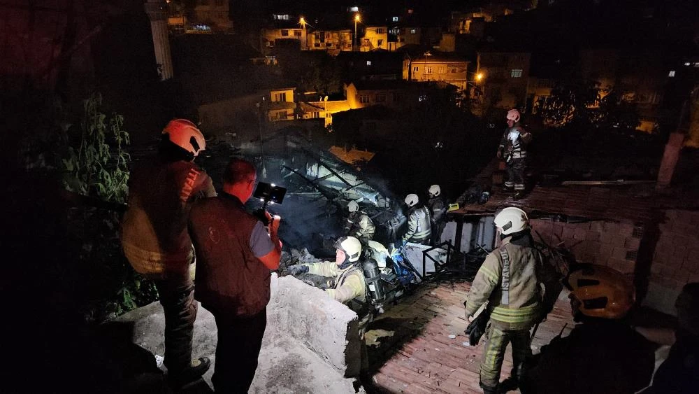 Gaziosmanpaşa’da buzdolabı patlamasıyla başlayan yangın, 3 gecekonduya sıçradı