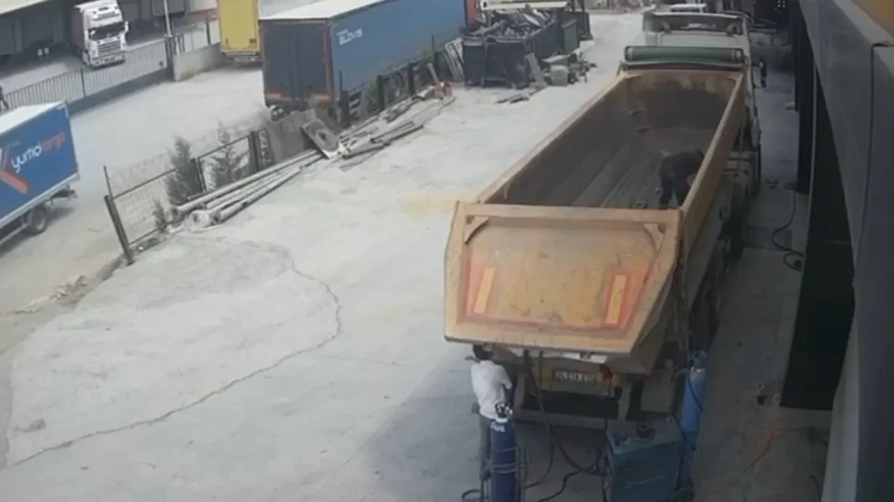 Kasa kapağı aniden kapandı, sürücü korkunç şekilde can verdi