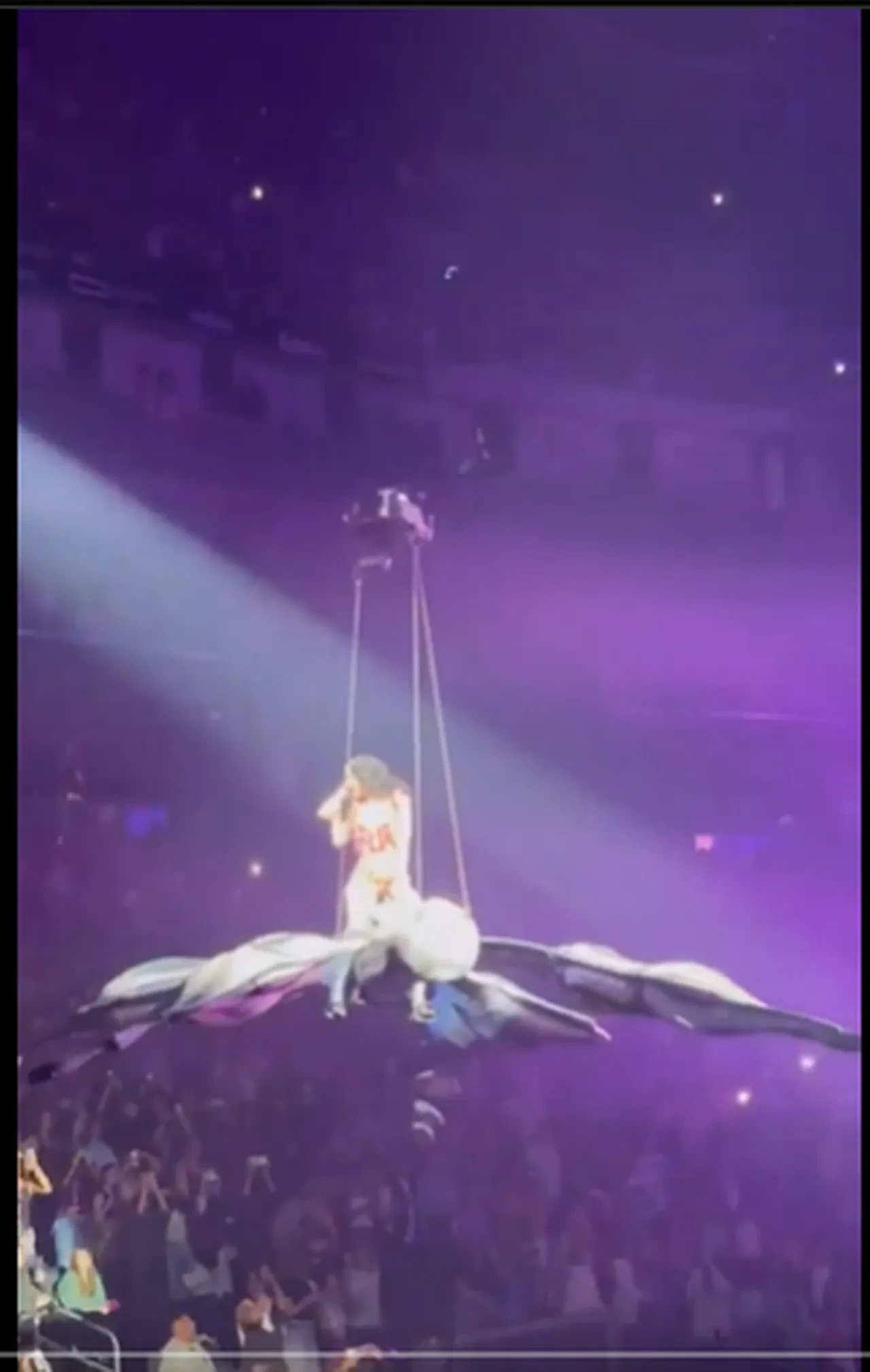 Katy Perry konserinde herkesi korkuttu! Düşmekten son anda kurtuldu 