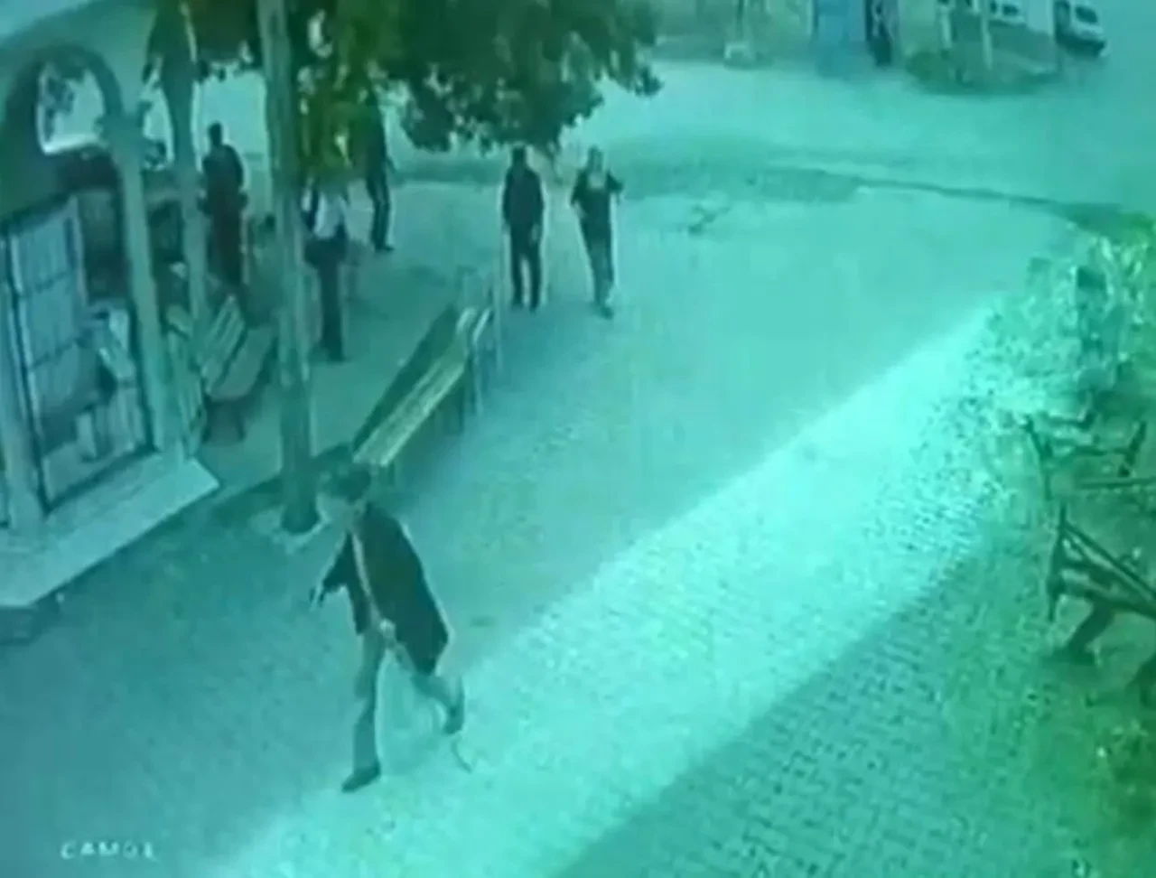 Köyde dehşet! 93 yaşındaki bastonlu adam kabusu yaşattı: 3 yaralı