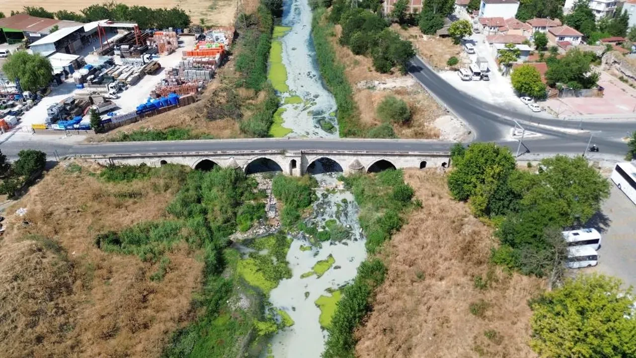 Lüleburgaz Deresi'nin rengi değişti: Pis koku yayıyor!