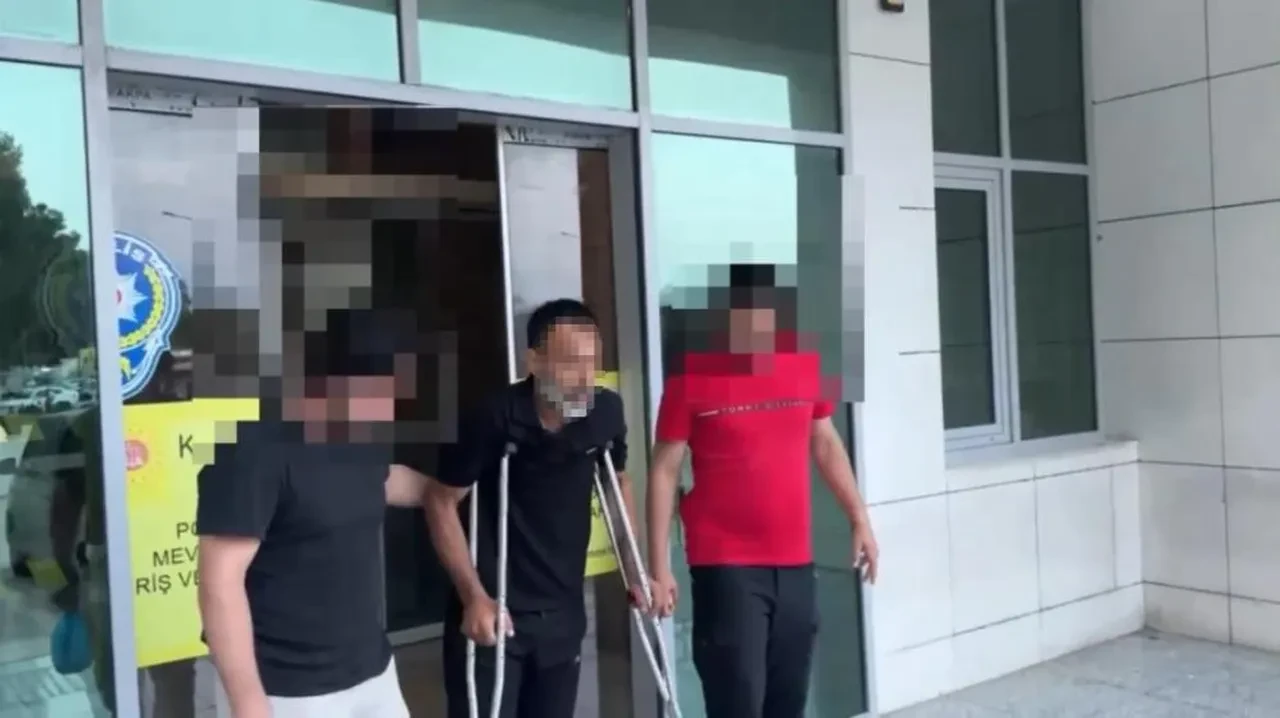 Polisi gören torbacı damdan aşağı atladı