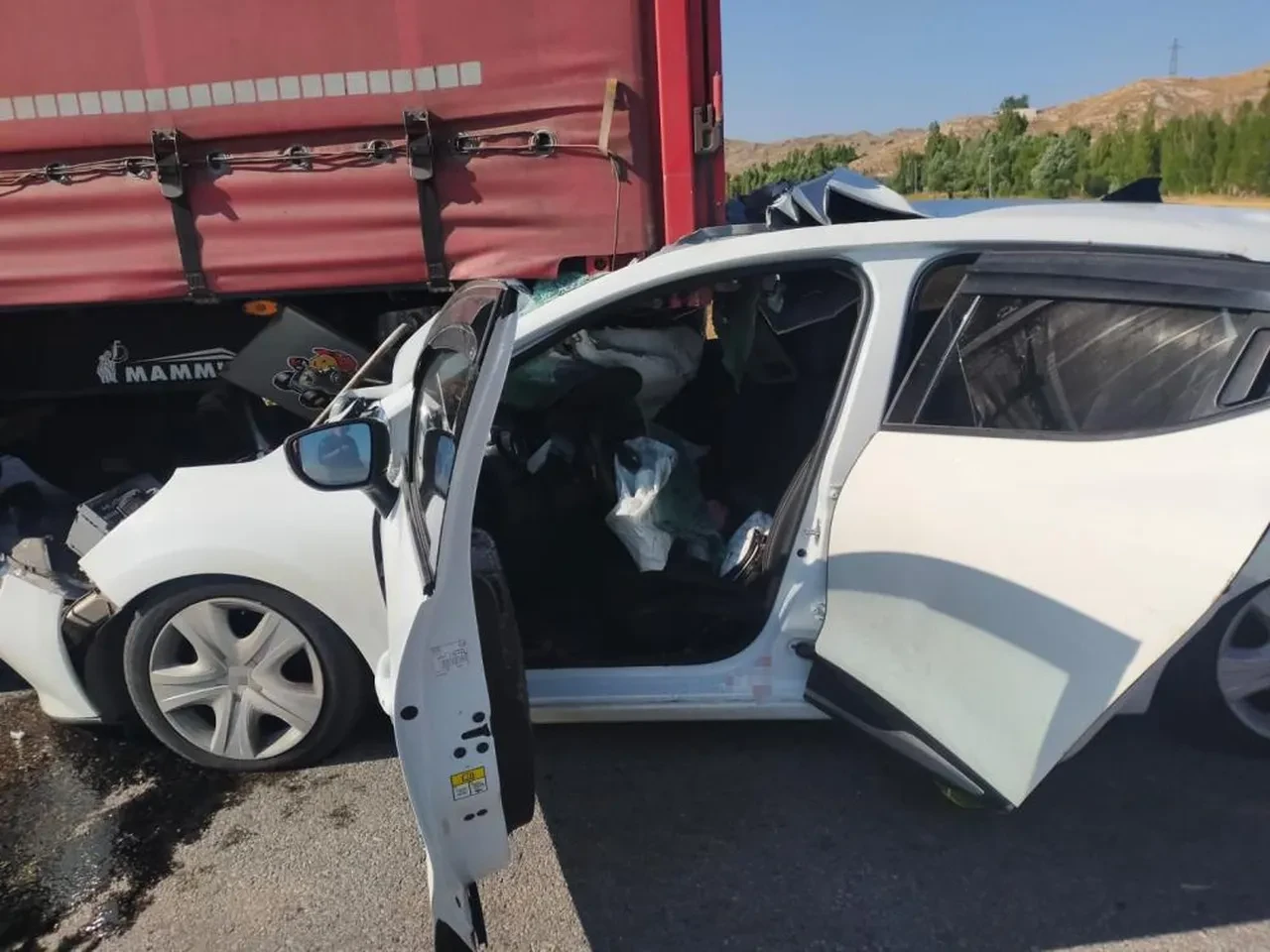 Sivas'ta feci kaza! Otomobil tıra arkadan çarptı: Çok sayıda yaralı var