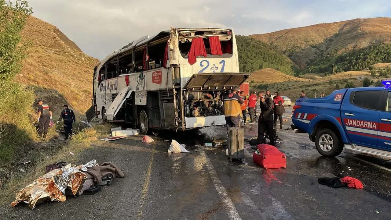 Sivas'ta otobüs dağa çarptı: 4 ölü, 33 yaralı