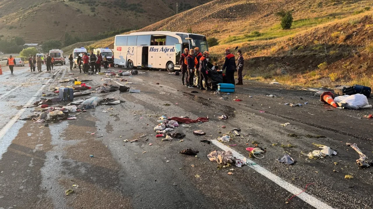 Sivas'ta otobüs devrildi: En az 3 ölü, 24 yaralı!