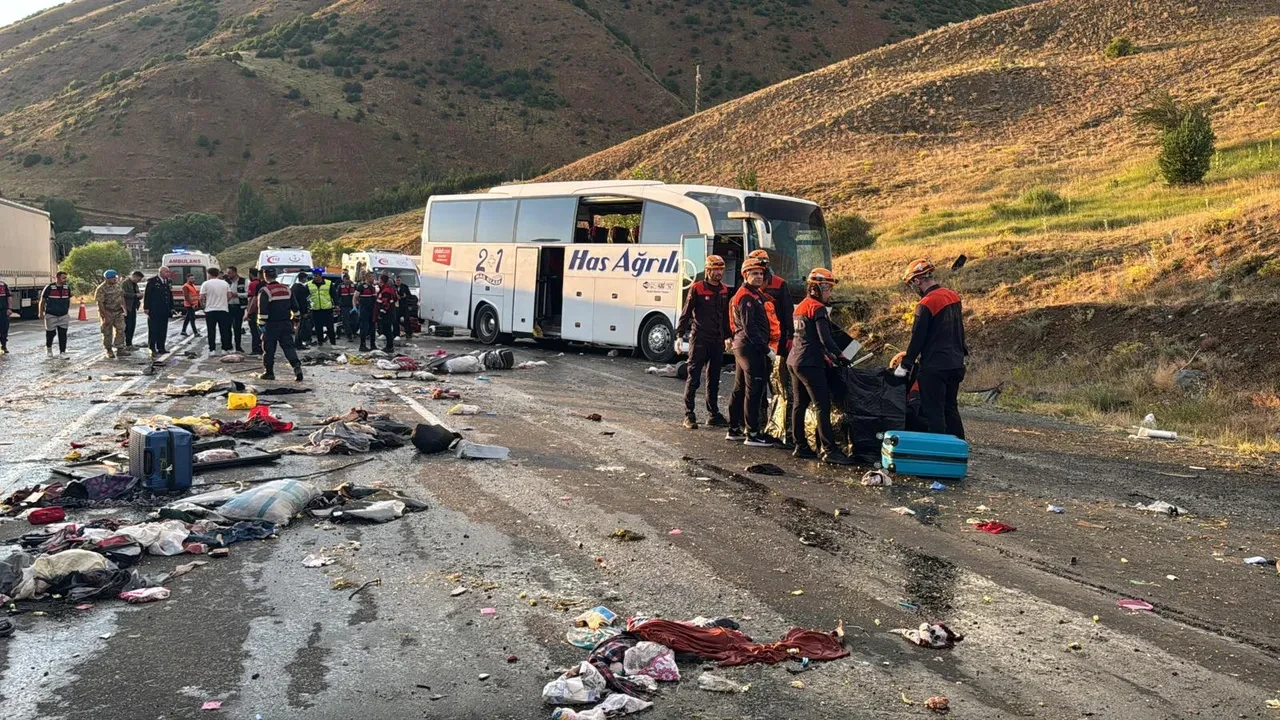 Sivas'ta otobüs dağa çarptı: 4 ölü, 33 yaralı