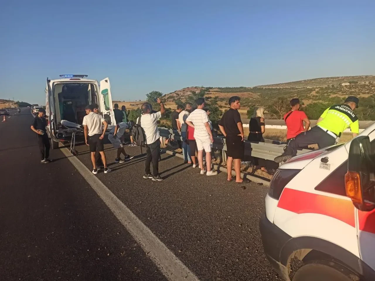 Balıkesir'de yolcu otobüsü devrildi: Çok sayıda yaralı var