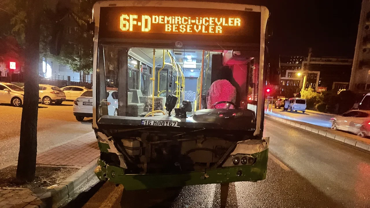 Bursa'da otomobil, halk otobüsüne çarptı! 7 yaralı
