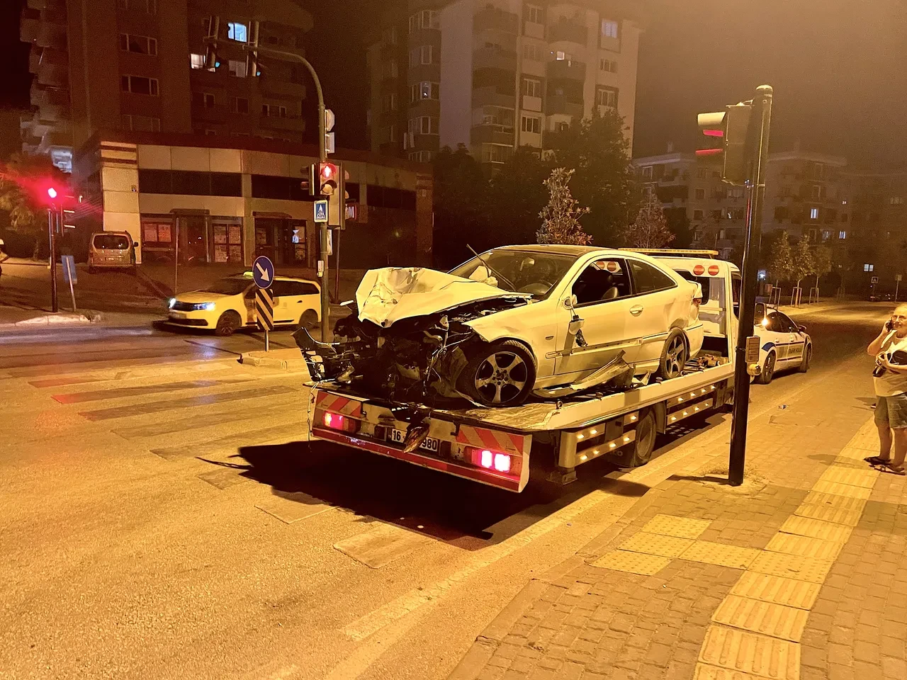 Bursa'da otomobil, halk otobüsüne çarptı! 7 yaralı