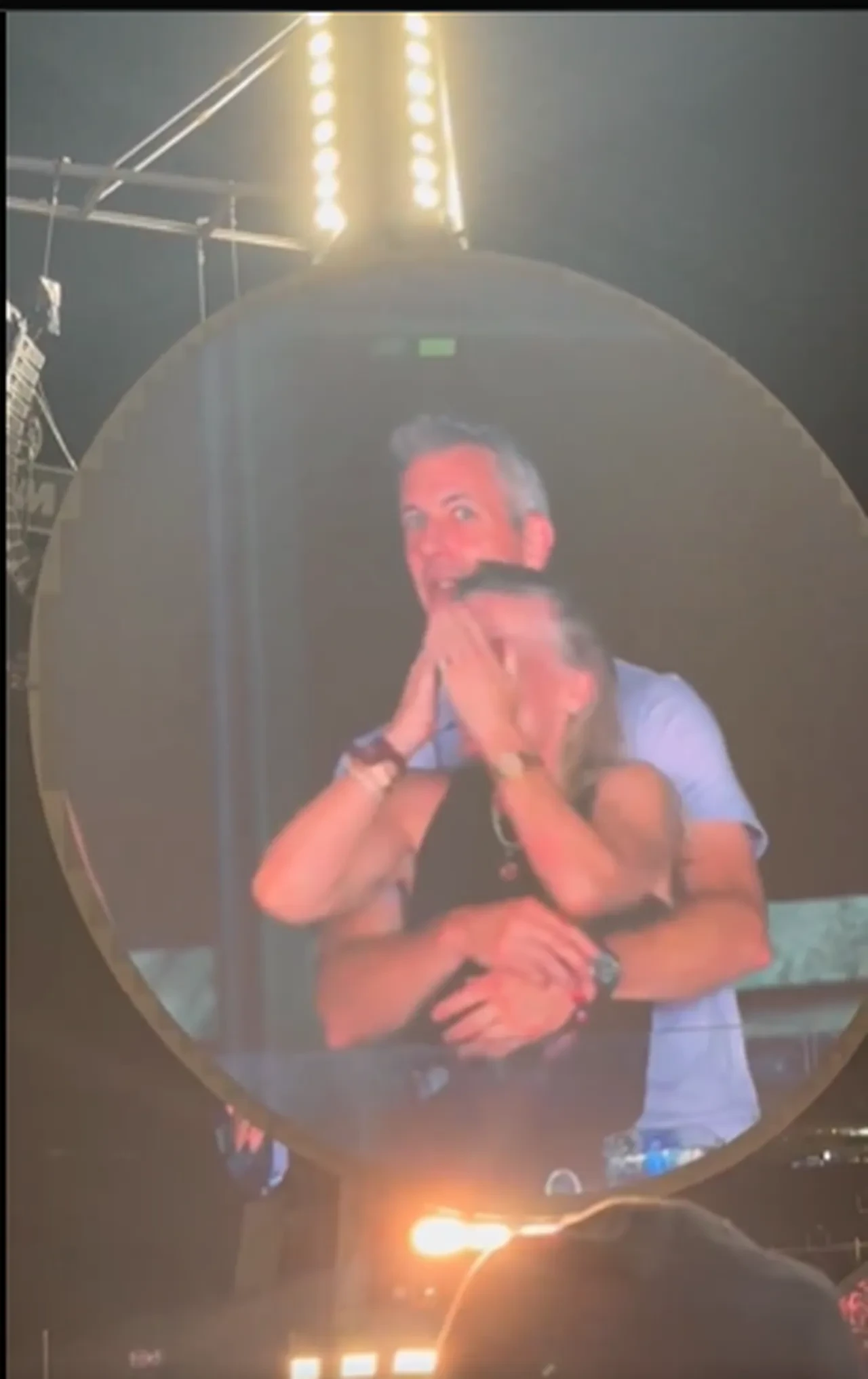 Coldplay konserinde yasak aşk ifşasına Chris Martin'den uyarı 