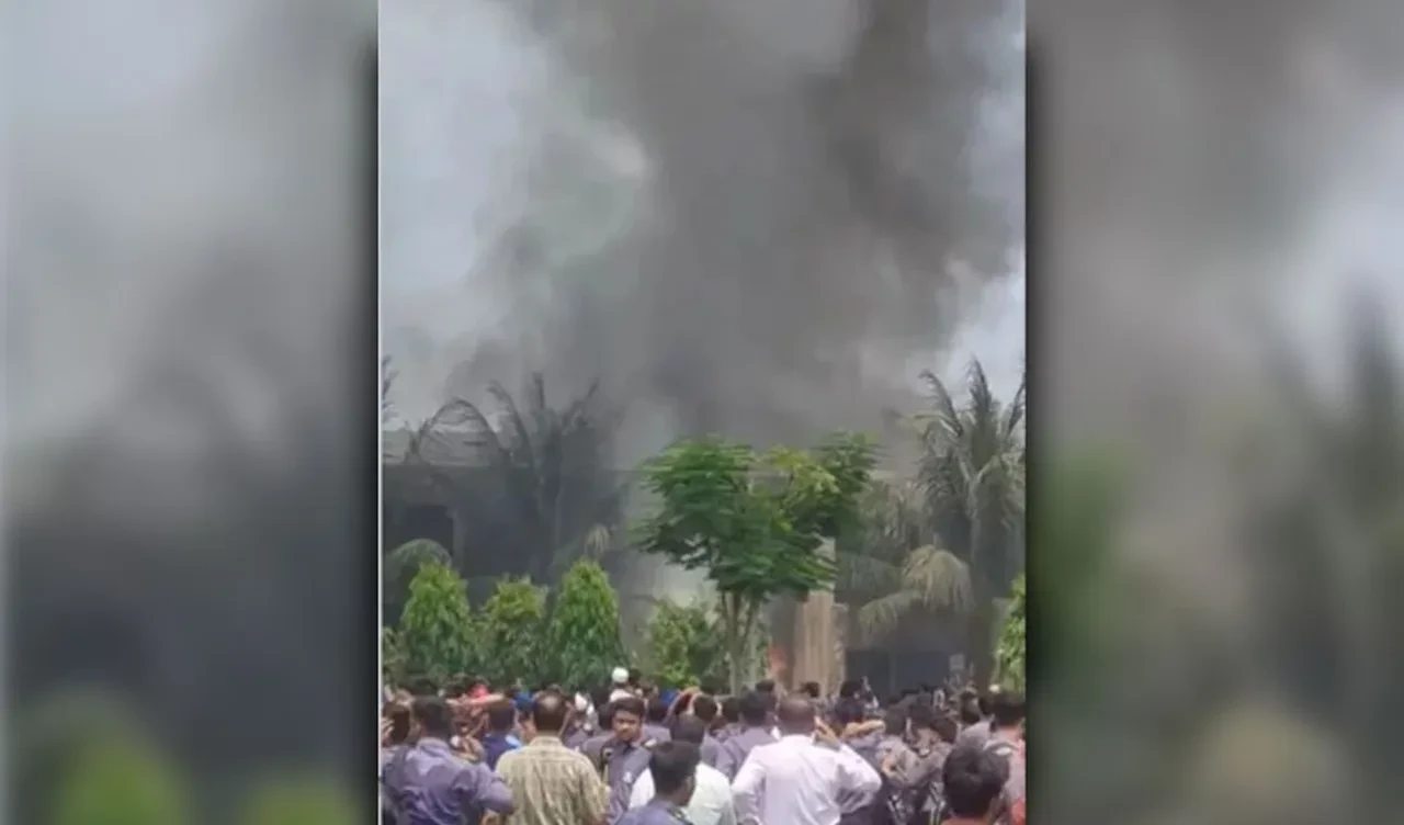 Dakka'da eğitim uçağı kampüse düştü: Çok sayıda ölü var