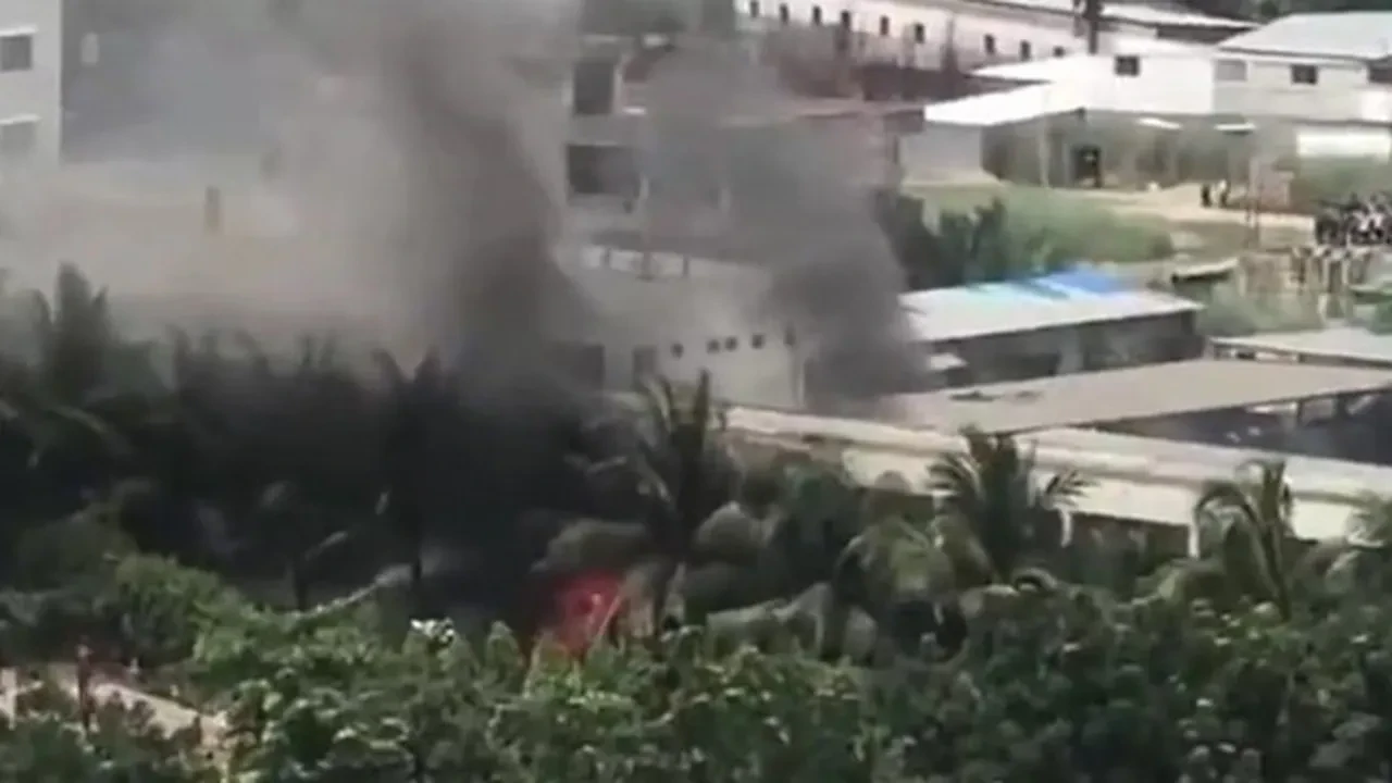 Dakka'da eğitim uçağı kampüse düştü: Çok sayıda ölü var