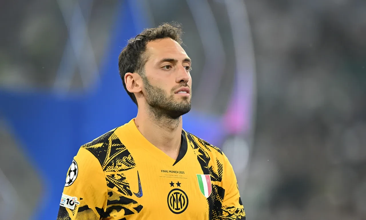 Hakan Çalhanoğlu iki gün daha İstanbul'da! Fenerbahçe indirim için bastırıyor