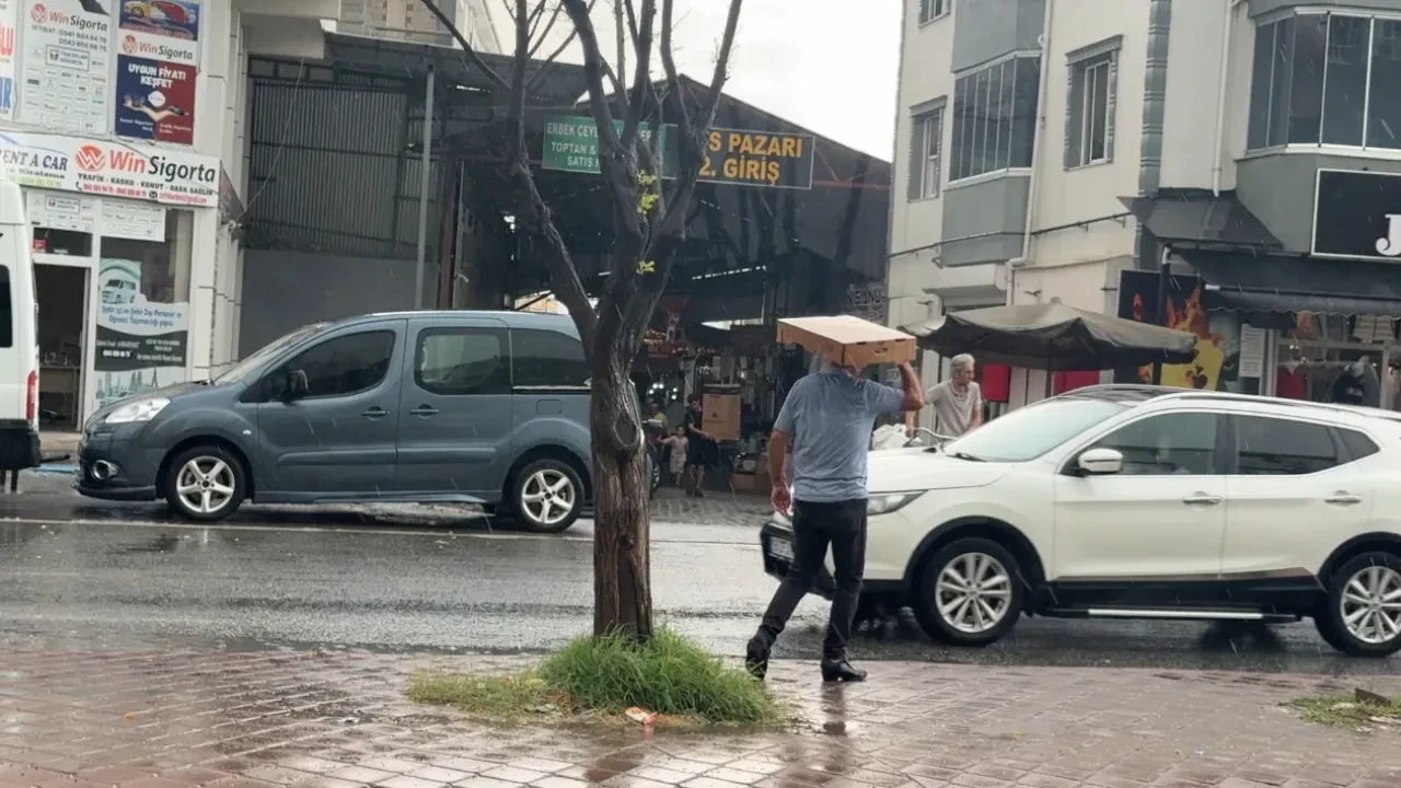 Iğdır'da hava ters köşe yaptı! Sağanak yağış bir anda bastırdı