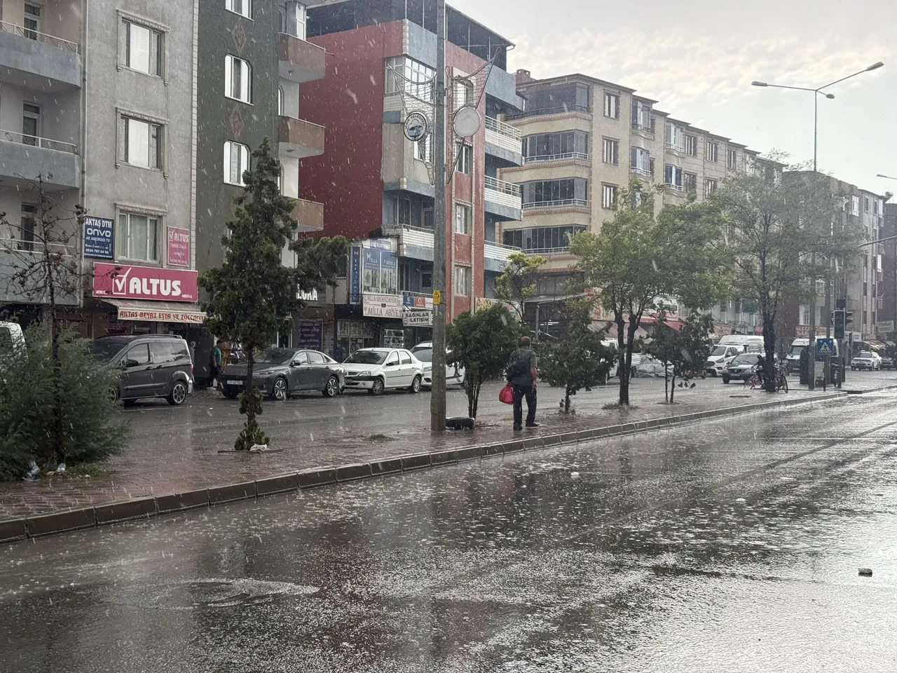 Iğdır'da hava ters köşe yaptı! Sağanak yağış bir anda bastırdı