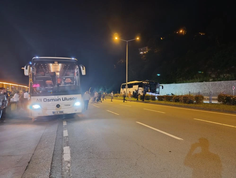 Rize'de yolcu otobüsü refüje daldı