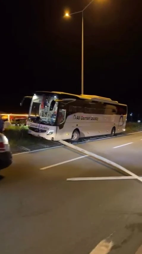 Rize'de yolcu otobüsü refüje daldı
