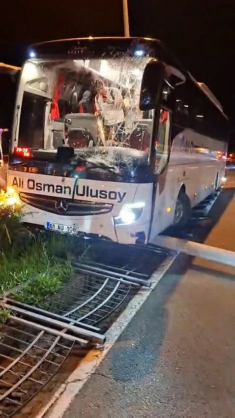 Rize'de yolcu otobüsü refüje daldı