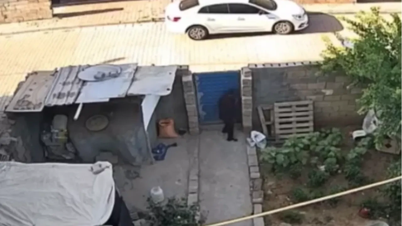 İki ayrı evden hırsızlık yaptı, bakın ne çaldı! O anlar kamerada