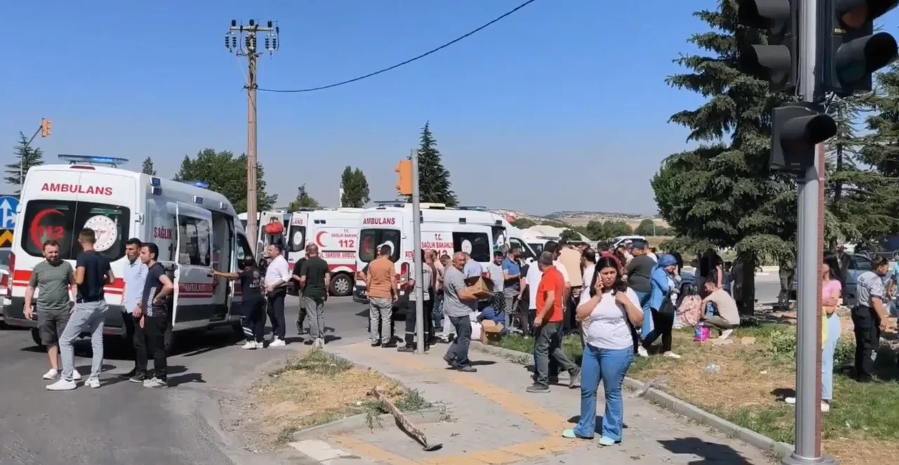 İşçi servisi LPG yüklü tankere çarptı: Çok sayıda yaralı var