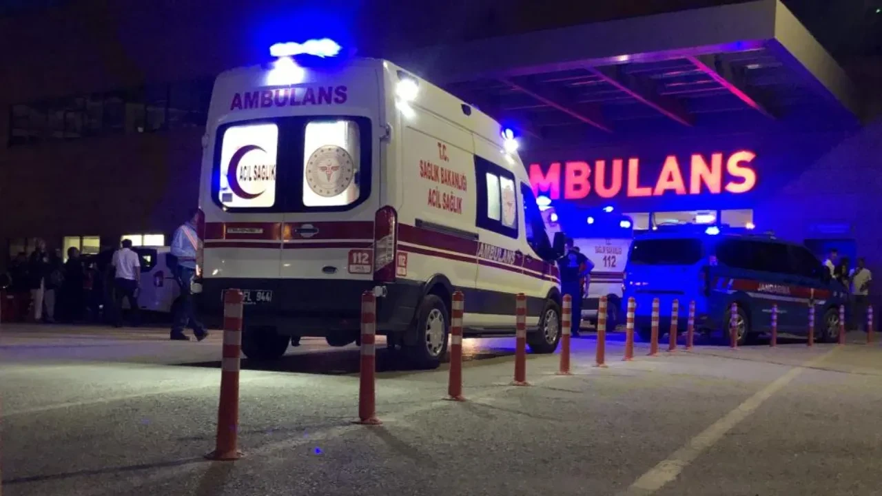 Kırmızı ışıkta feci kaza! Otomobil özel halk otobüsüne çarptı: Çok sayıda yaralı var