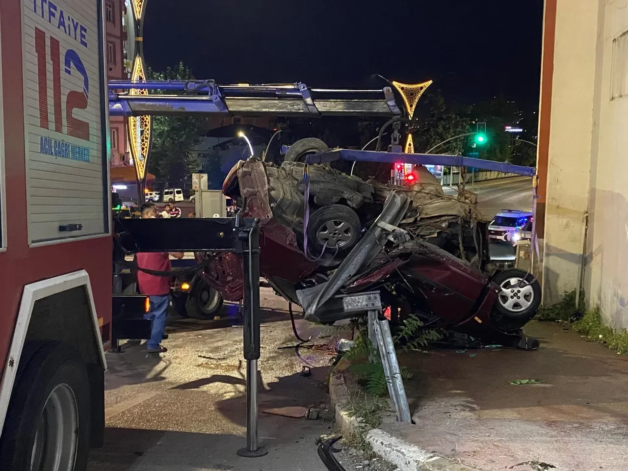 Kocaeli'de feci kaza! Otomobil bariyerde asılı kaldı: 2 ölü