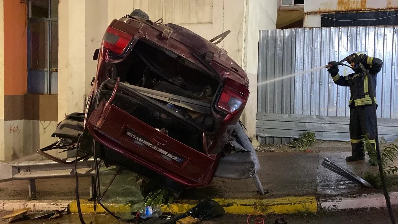 Kocaeli'de feci kaza! Otomobil bariyerde asılı kaldı: 2 ölü
