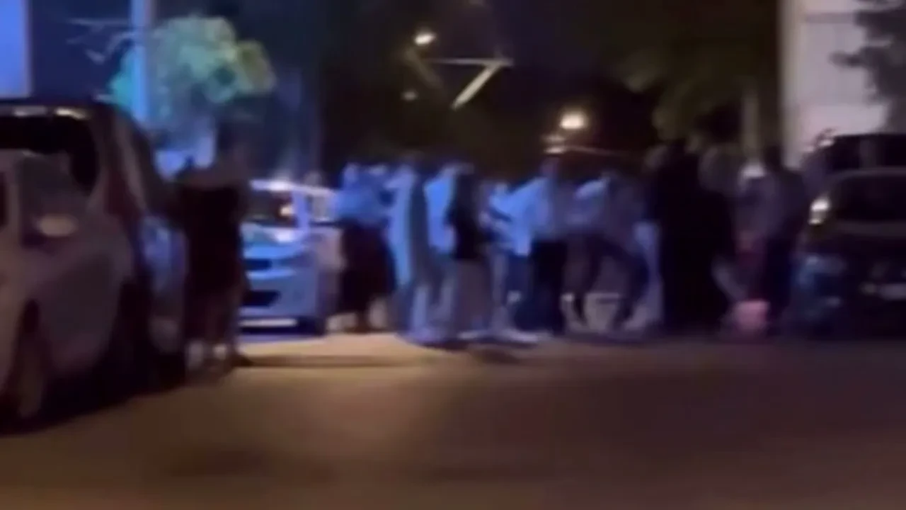Mahalleli zor ayırdı! Kavga anı kameraya böyle yansıdı
