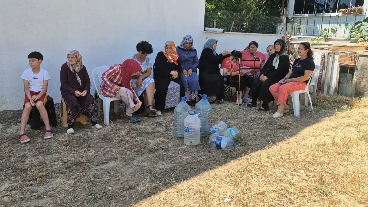 Musluktan akan suyu görünce tüm mahalleli şoke oldu! Dokunamıyorlar bile 