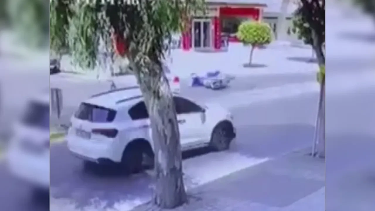 Önüne çıkan aracı görünce dengesini kaybetti, altında kaldı! O anlar kamerada