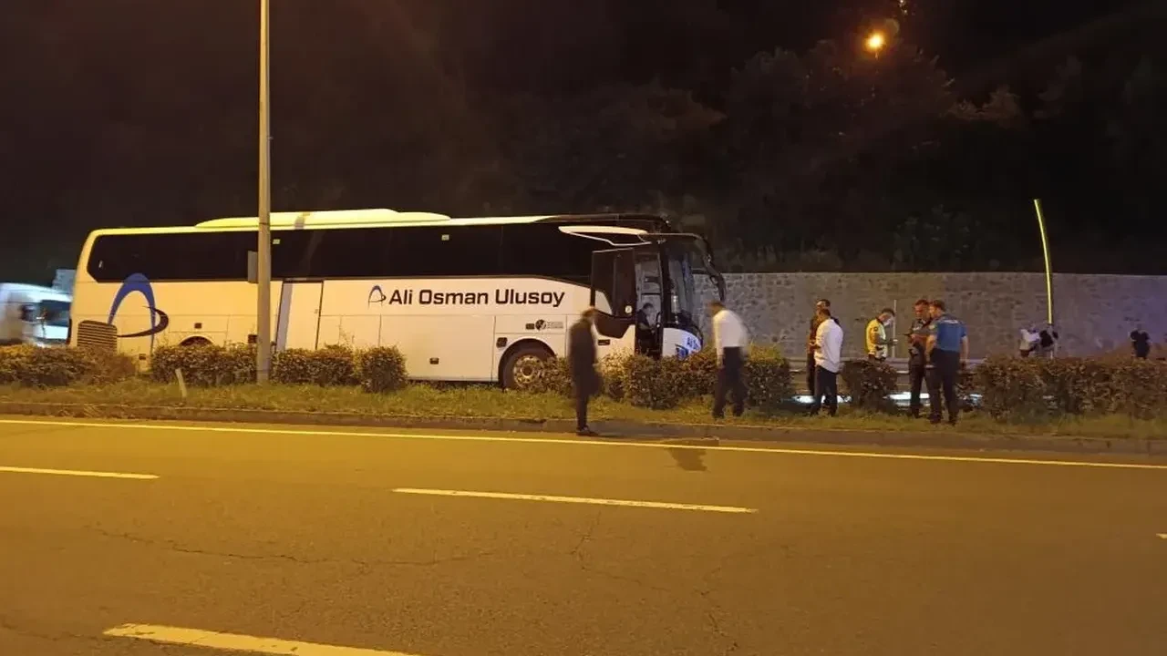 Rize'de yolcu otobüsü refüje daldı
