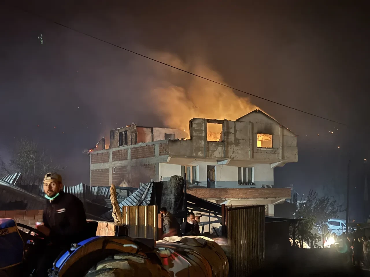 Sakarya'da yangın söndürüldü mü son dakika? Geyve yangınında 3 ev yandı