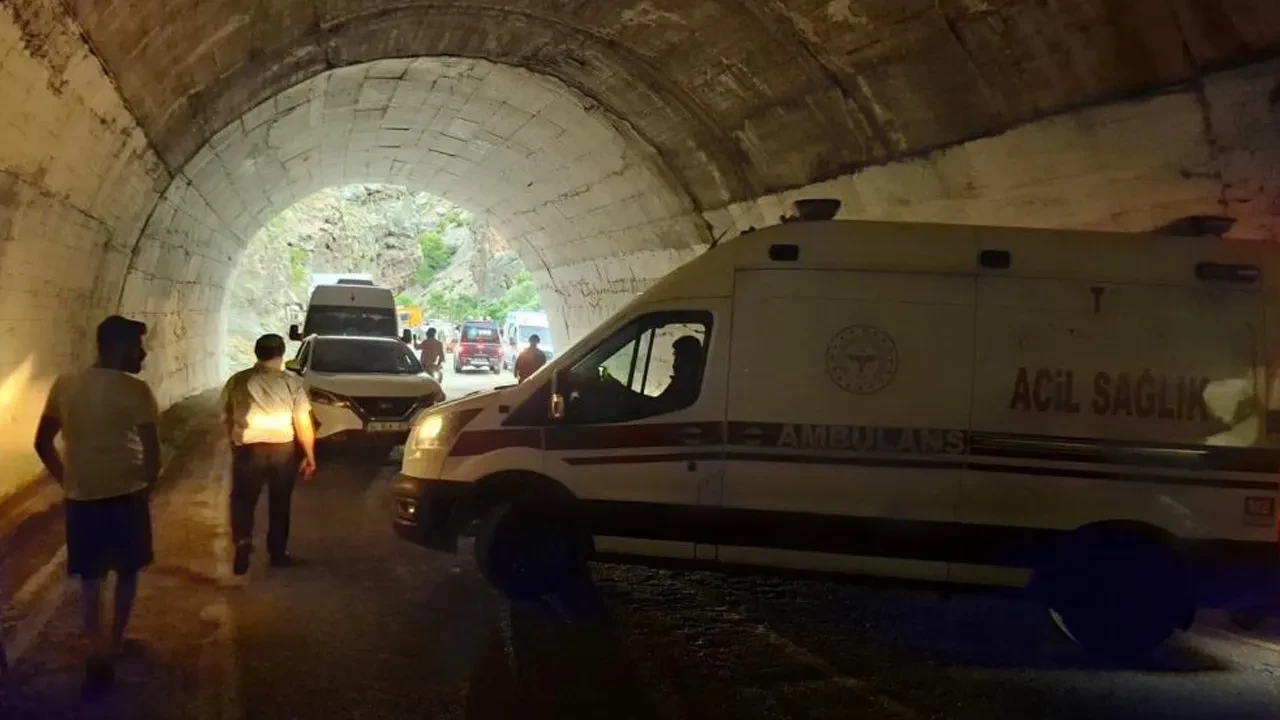 Tunceli'de tünelde iki araç çarpıştı: 8 yaralı