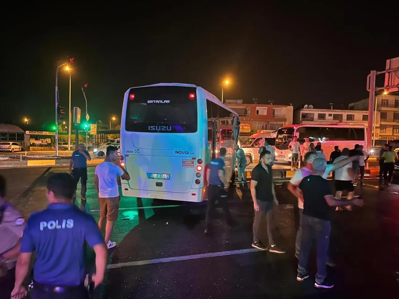 Antalya'da ortalığı savaş alanına çeviren kaza! Yaralılar var