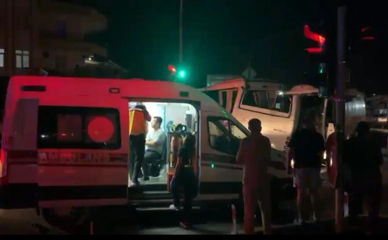 Antalya'da ortalığı savaş alanına çeviren kaza! Yaralılar var