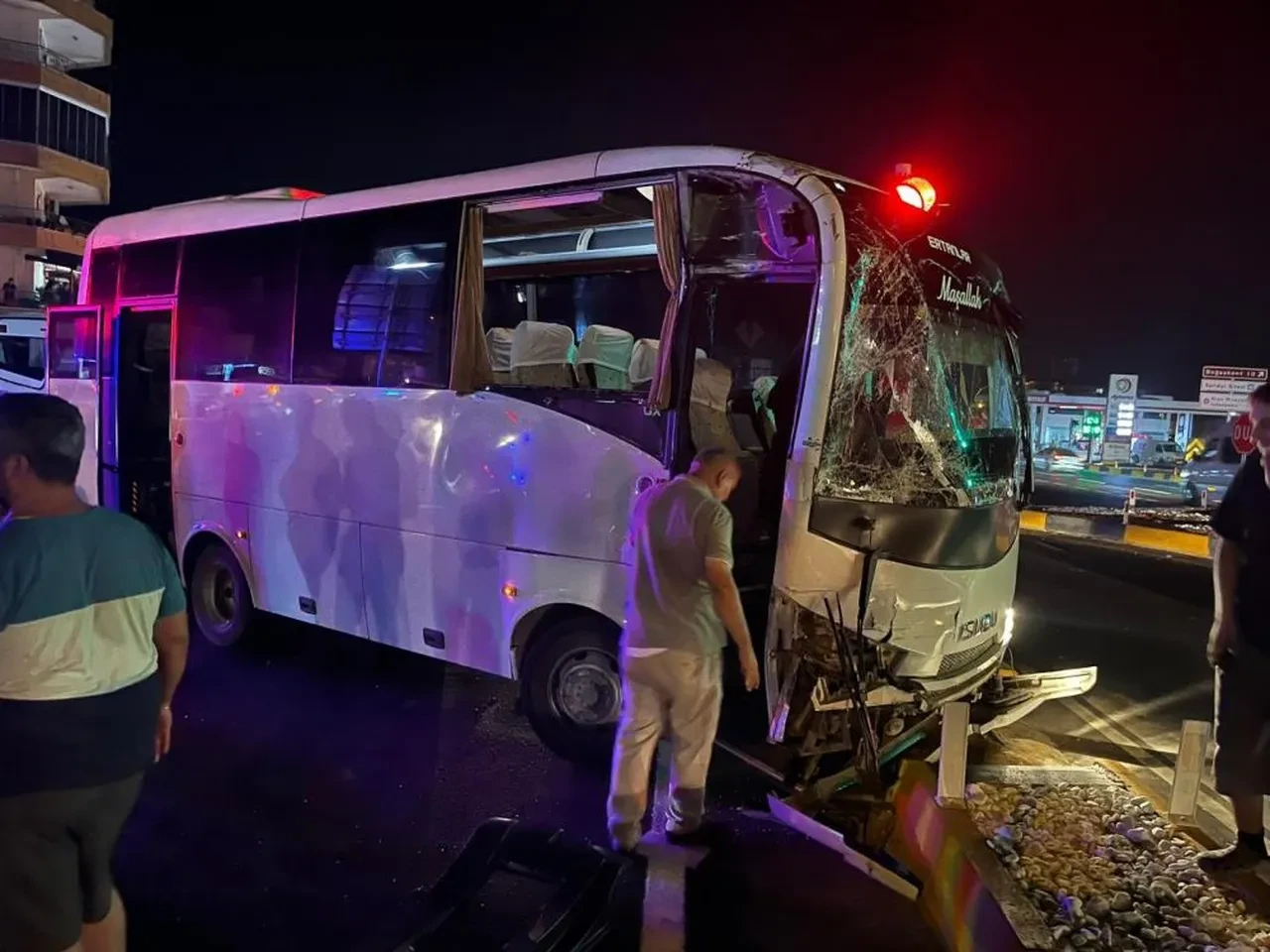 Antalya'da ortalığı savaş alanına çeviren kaza! Yaralılar var