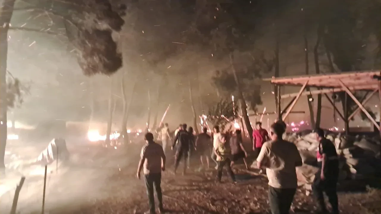 Bilecik’te bir orman yangını daha! Köyler boşaltıldı, yollarda kilometrelerce kuyruk: Dumanlar Eskişehir'e ulaştı