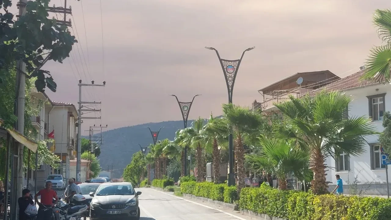 Bilecik’te bir orman yangını daha! Köyler boşaltıldı, yollarda kilometrelerce kuyruk: Dumanlar Eskişehir'e ulaştı